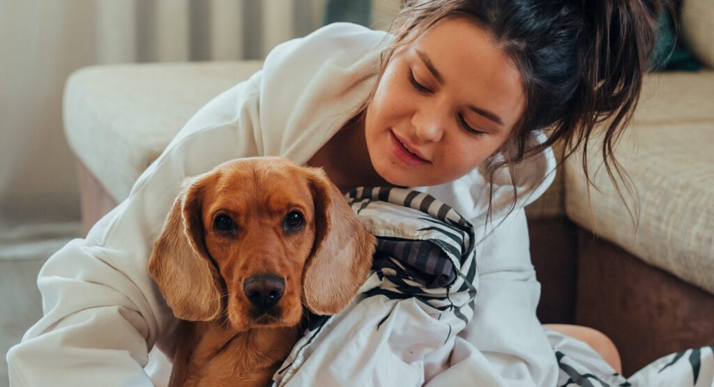 Vrouw met hond onder deken